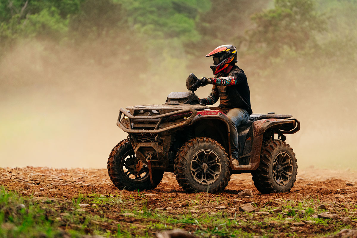 ORV MY27 ATV OUTLANDER XT 1000 FIERY RED METALLIC LIFESTYLE 07586 RGB